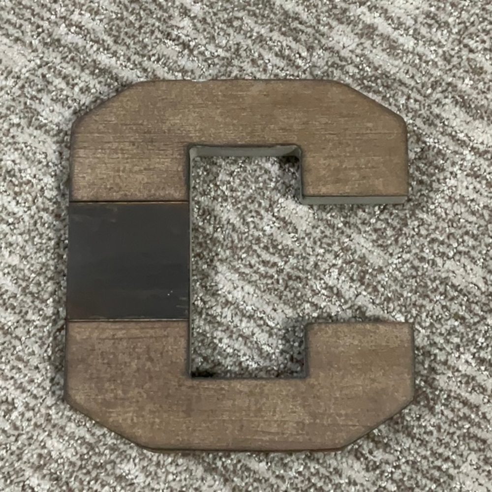 “C” wood letter - Picture 2 of 3